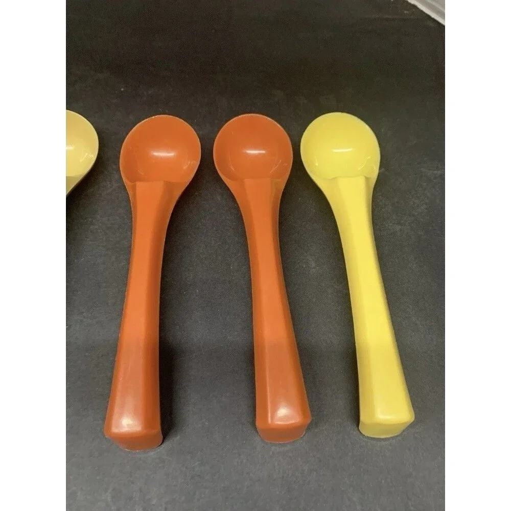 VINTAGE Rubbermaid Plastic Ice Cream Scoop